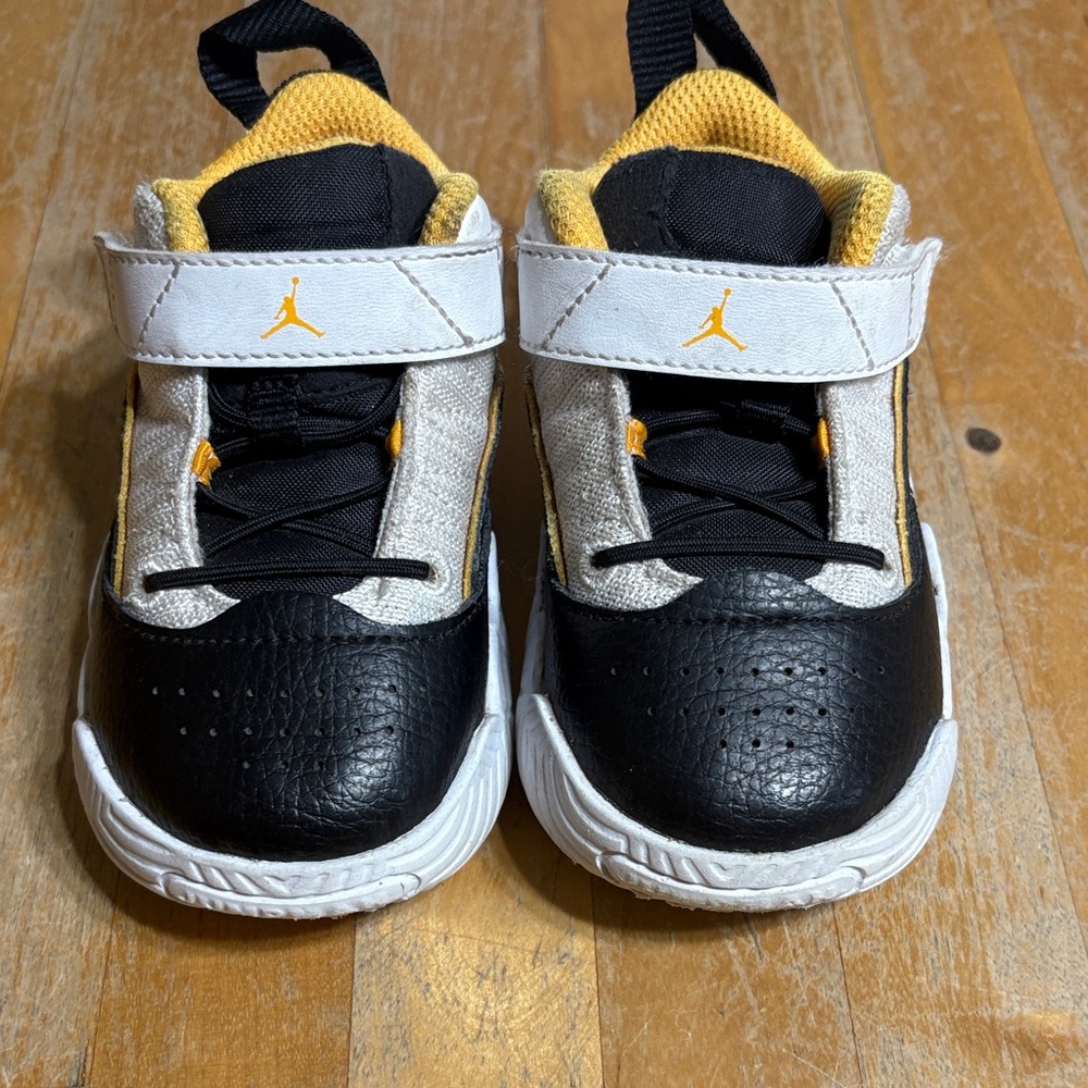 Air Jordan Stay Loyal “white taxi “ kids sneakers